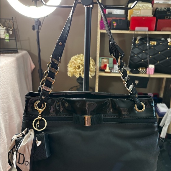 Elegant Ferragamo Black Shoulder Bag with Silver Chain Handles. - Picture 5 of 14